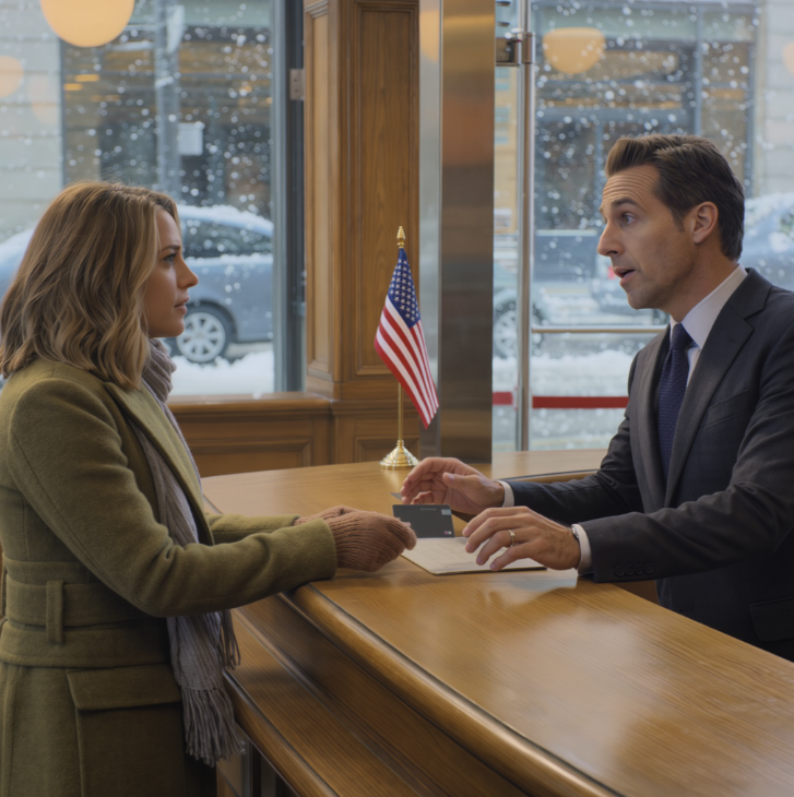 Po tym, jak moi rodzice wyrzucili mnie z domu w Wigilię, kierownik banku zamarł, gdy zobaczył starą czarną kartę mojego dziadka