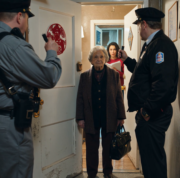 Na pogrzebie syna synowa dała mi 30 dni na opuszczenie domu. Uśmiechnęłam się tylko, spakowałam torbę i po cichu wyszłam. Następnego ranka odwiedził ją ktoś… policja była u jej drzwi.