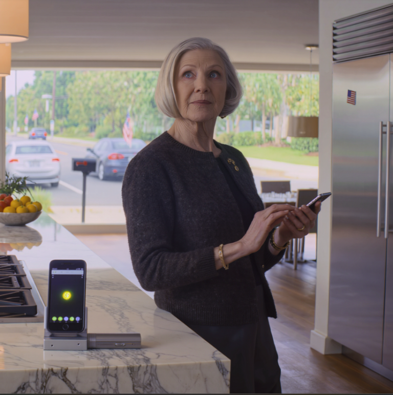 Synowa wysłała mi SMS-a: „Nie przyjedź na Święto Dziękczynienia, w tym roku stawiamy tylko na rodzinę”, mimo że właśnie wydałam 620 000 dolarów, żeby pomóc im utrzymać dom. Odpowiedziałam po prostu: „W porządku, rozumiem” i milczałam… aż do następnego ranka, kiedy na ekranie mojego telefonu pojawiło się 87 nieodebranych połączeń od tej „małej rodziny”.