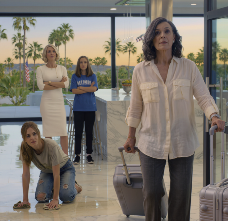 Po ośmiu latach wróciłam z Nowego Jorku, żeby zrobić niespodziankę mojej córce, ale kiedy weszłam do jej domu w Los Angeles i zobaczyłam ją klęczącą, drżącą, szorującą podłogę w kuchni u teściowej, podczas gdy ta mamrotała, że ​​„nadaje się tylko do sprzątania”, coś we mnie drgnęło i to, co zrobiłam, pozostawiło całą rodzinę bez słowa.