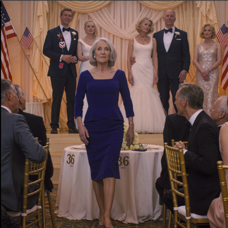 Na weselu mojego syna rodzice mojej synowej upokorzyli mnie przed 650 gośćmi, wskazując palcami i szydząc: „Patrzcie, to nie jego matka, to jakaś obskurna baba w sukience”, a cała sala wybuchnęła śmiechem, aż wstałam, wzięłam mikrofon i przemówiłam. Nikt nie wiedział, że to ja po cichu płaciłam za to bajkowe, pustynne wesele tamtej nocy, warte sześciocyfrową sumę.