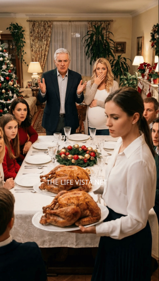 Mój tata przyprowadził swoją panią na obiad z okazji Święta Dziękczynienia i powiedział mi: „Najpierw ją obsłużyć, bo jest w ciąży”. Moja mama wybiegła z płaczem. Zachowałem spokój i położyłem indyka na stole. Ale kiedy go kroiłem… Wyciągnąłem urządzenie nagrywające, które działało od miesięcy… WSZYSCY ZATRZYMALI…