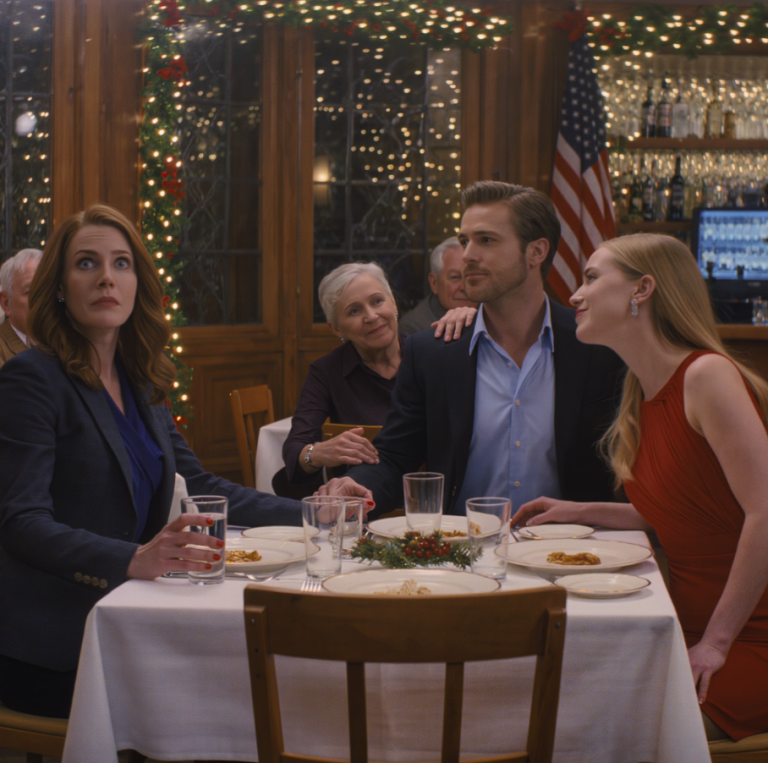 Przy kolacji moja siostra powiedziała głośno: „Nie pytajmy o jej karierę – to długa historia”. Jej nowy chłopak po prostu siedział cicho. Potem spojrzał na mnie i zapytał: „Więc… mam im powiedzieć, kto podpisał mój czek dziś rano?”. Wszyscy przy stole zamilkli.