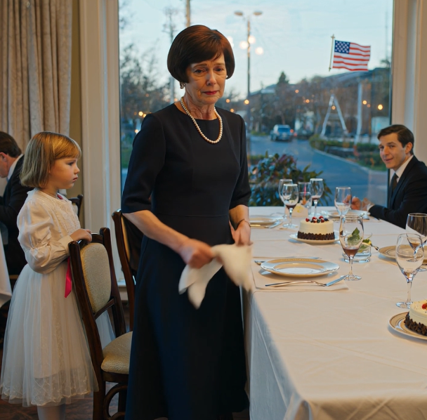Moja ośmioletnia wnuczka przewróciła oczami i powiedziała: „Nie możesz z nami siedzieć. Mama mówiła, że ​​jesteś dla mnie ciężarem”. Wszyscy przy stole wybuchnęli śmiechem – łącznie z moim synem. Wstałam i cicho wyszłam. Tego wieczoru napisał SMS-a: „Zapłata jeszcze na jutro?”. Odpowiedziałam: „Pomyśl”. Następnego dnia panika.