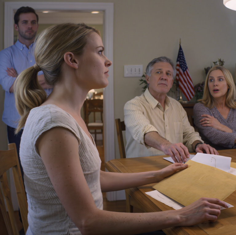 Moi rodzice powiedzieli, że mój ślub to tylko „błahostka” i polecieli z moją siostrą na Hawaje. Tydzień później zadzwonili, żądając zwrotu 48 500 dolarów „kosztów wychowania” – aż mój mąż otworzył ich plik Excel i zapytał: „Czy zauważyłaś, że wszystkie wydatki, które rzekomo ponoszą „na ciebie”, akurat przypadają w dni, kiedy twoja siostra była zajęta ulepszaniem swojego życia?”.