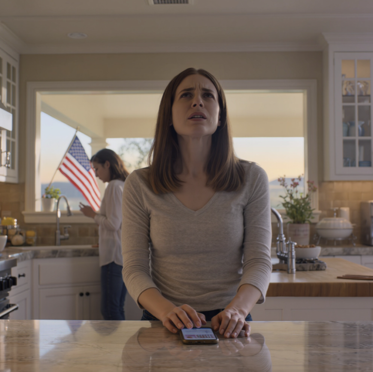 Telefon mojej mamy rozświetlił się czatem grupowym o nazwie „Inner Circle”. Dotknąłem go – 90 tys. dolarów dzielono między moje siostry, a mama napisała: „Nie mów Mai. Tylko skomplikuje sytuację”.