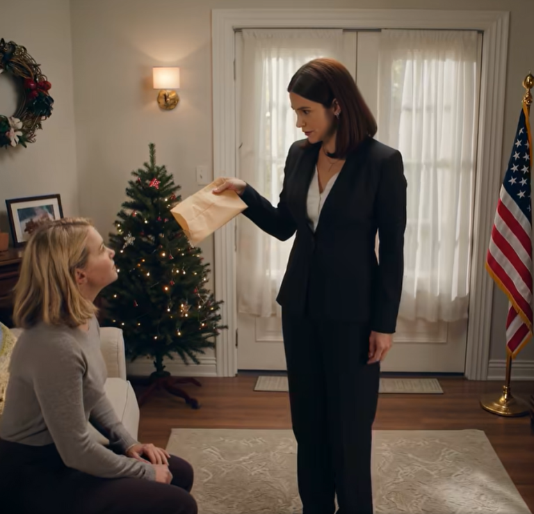 Pewnego ranka otworzyłem grubą kopertę i znalazłem w niej fakturę na 40 000 dolarów za zabieg medyczny, którego nigdy nie miałem. Kilka telefonów później dowiedziałem się, że moja siostra użyła mojego nazwiska, żeby zapłacić za swoją operację plastyczną. „I tak nigdy nie wykorzystujesz swojej dobrej reputacji w banku” – zaśmiała się. Moja mama nawet jej broniła: „Bardziej potrzebowała pewności siebie niż ty liczb na ekranie”. Nie krzyczałem. Nie płakałem. Po prostu zacząłem to naprawiać po swojemu – a to, co zrobiłem później, uświadomiło im obojgu, czyim imieniem dokładnie się bawili.