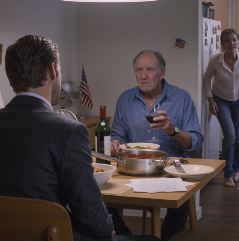 Podczas kolacji mój syn miliarder nagle zapytał: „Czemu nie przeprowadziłaś się do domu za 850 000 dolarów, który ci kupiłem?”. Zdrętwiałam i odpowiedziałam: „Nigdy nie dostałam żadnego domu”. Wszyscy przy stole odwrócili się, żeby spojrzeć na moją „najbardziej troskliwą” córkę, jej twarz zbladła, gdy wybiegła, jej torba Prady roztrzaskała się o podłogę, wysypując jaskrawoczerwone dokumenty… i od tego momentu każda wiadomość tekstowa, każdy dźwięk w tym „skradzionym domu” sprawiał, że myślała, że ​​jej ojciec zmienił się w… coś innego.