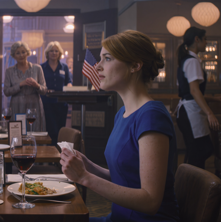 Pięć lat po nagłej śmierci mojego męża, drżałam na pierwszej randce – w środku kolacji wstał i wyszedł bez słowa, czując się nieszczęśliwa i upokorzona. Poprosiłam o rachunek, a kelnerka nachyliła się do mojego ucha i szepnęła: „Nie wychodź jeszcze, ktoś właśnie przyszedł, żeby cię szukać…”.