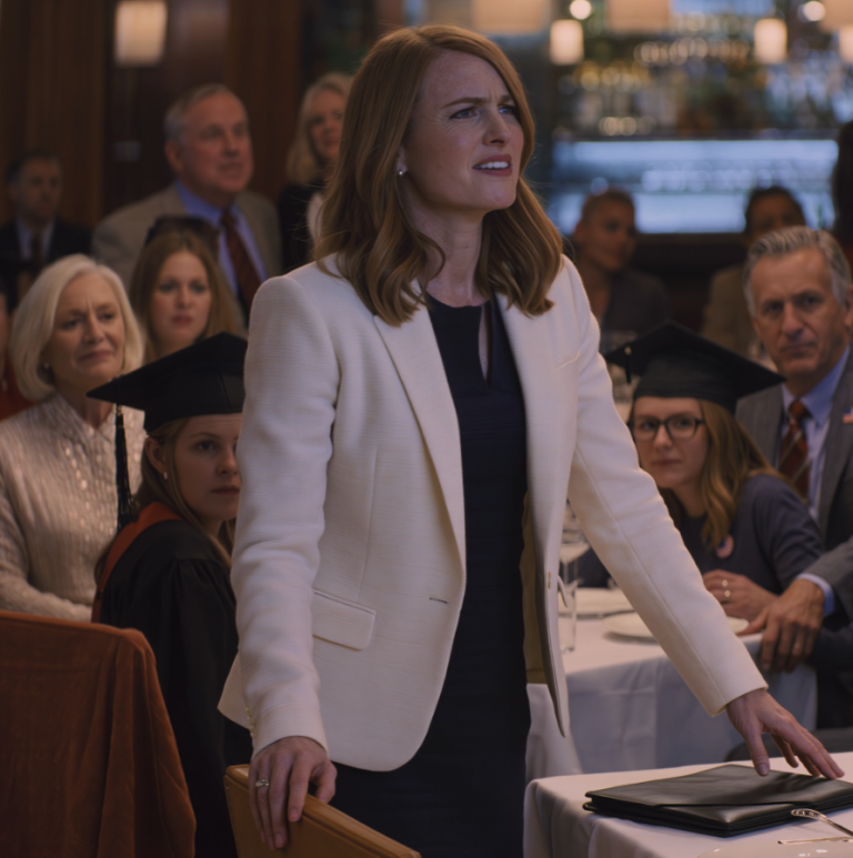 Poszedłem na wystawne przyjęcie z okazji ukończenia szkoły przez moją młodszą siostrę i nawet nie miałem miejsca. Mama chłodno powiedziała: „Dzisiejszy wieczór jest tylko dla osób z dyplomem”. Kiedy rachunek na 2800 dolarów został przyniesiony prosto do mnie, a kelner powiedział: „Cała twoja rodzina powiedziała, że ​​zapłacisz wszystko”, wstałem, uśmiechnąłem się i rzuciłem jedno zdanie, które sprawiło, że cały stolik zamilkł.