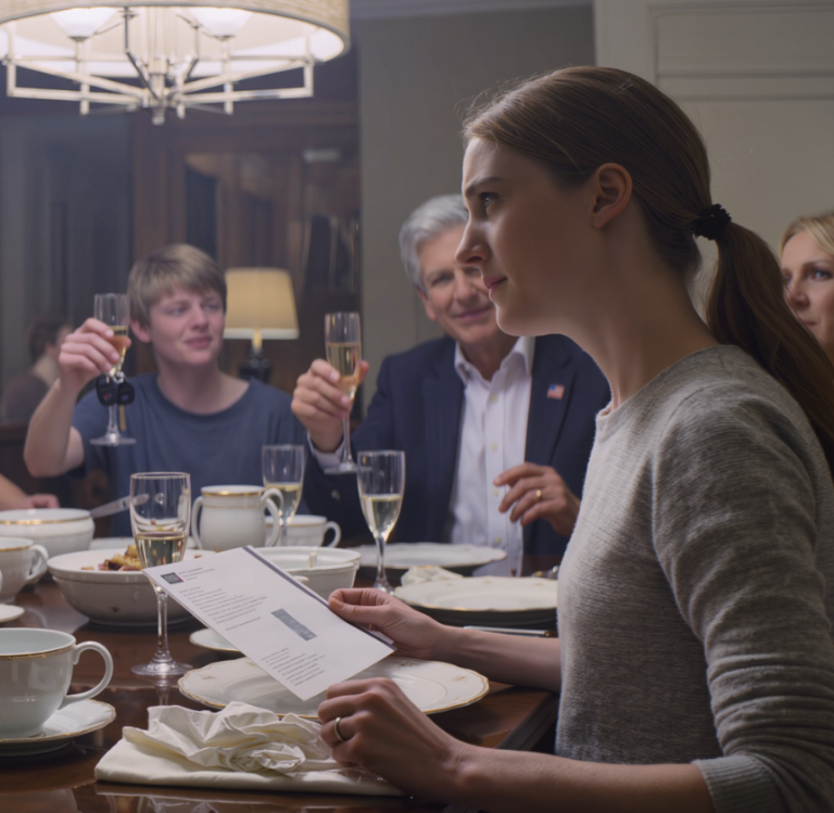 Przy kolacji tata uniósł kieliszek i powiedział: „Gratulacje. Oto twój samochód, synu”. Potem spojrzał na mnie: „Należy zapłacić czynsz. 800 dolarów do niedzieli. Jesteś już dorosły”. Zapytałem: „Dlaczego ja płacę, skoro on dostaje nagrodę?”. Odpowiedział: „Bo jest tego wart”. Więc spakowałem się po cichu i zostawiłem notatkę na lodówce. Teraz mój brat panikuje, mama krzyczy, a tata dzwoni pod każdy numer, pod jaki może.