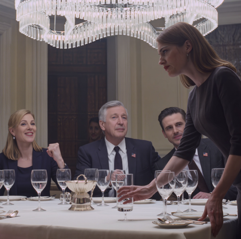 „Pieniądze się skończyły, Victoria, wszystko wyczyściliśmy i oddaliśmy rodzinie Marcusa” – moi rodzice siedzieli pod żyrandolem, uśmiechając się złośliwie, kiedy mówili mi, że muszę „utrzymać nową rodzinę”, podczas gdy przy stole panowała martwa cisza… Po prostu odstawiłam szklankę wody i wypowiedziałam dokładnie trzy słowa: „To ciekawe” – i od tamtej chwili srebrny klucz, który babcia potajemnie wcisnęła mi w dłoń, gdy miałam siedemnaście lat, w końcu zaczął robić to, do czego został stworzony.