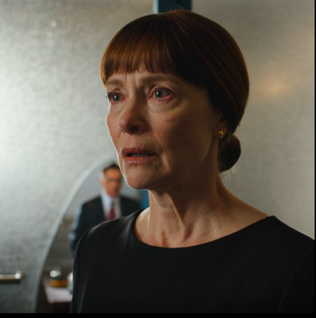 Mój mąż właśnie zmarł, kiedy jego szef zadzwonił do mnie i powiedział: „Muszę z tobą o czymś porozmawiać osobiście. Przyjdź natychmiast do mojego biura i nie mów nikomu, nawet swoim dzieciom”. Drzwi biura się otworzyły, a ja w tej samej chwili zobaczyłam osobę stojącą w drzwiach.