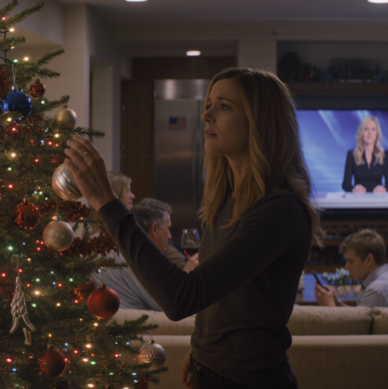 W Boże Narodzenie mama westchnęła: „ZNOWU JEST BEZROBOTNA…”, tata skinął głową: „Ma prawie 30 lat i NIE MOŻE UTRZYMAĆ PRACY”, brat uniósł kieliszek: „Mam nadzieję, że znajdziesz coś stabilnego w przyszłym roku”… Ja po cichu ubierałam choinkę, aż w końcu w telewizorze pojawił się komunikat „PILNE WIADOMOŚCI: ujawniono tożsamość tajemniczej założycielki firmy technologicznej…”, a nazwisko, które prezenter miał zaraz przeczytać, pozostawiło całą moją rodzinę przy stole w oszołomieniu i ciszy.