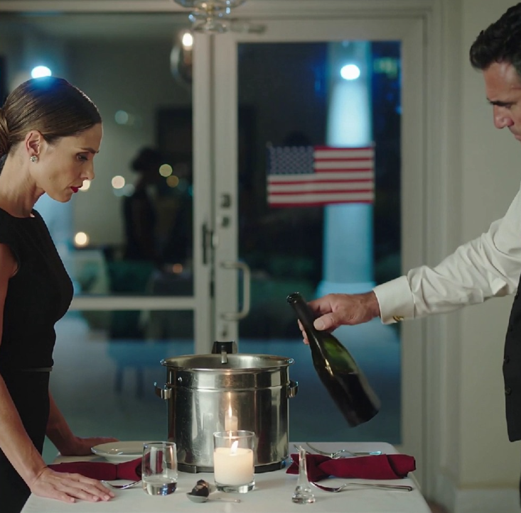 Dyrektor generalna wyśmiała biednego kelnera, ale gdy jej asystent szepnął: „To on, proszę pani”, zamarła