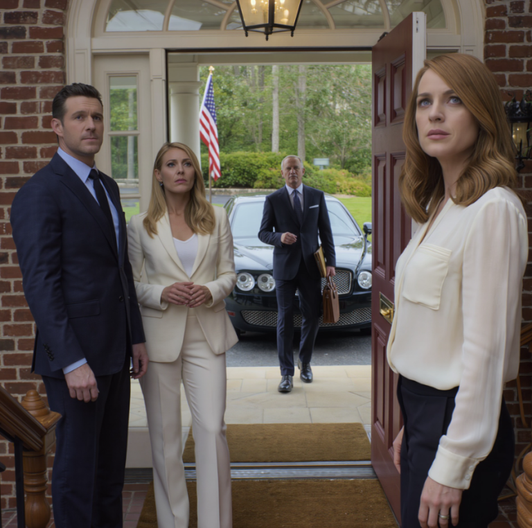 Nowa żona mojego męża pojawiła się w moich drzwiach z zadowolonym uśmiechem i oznajmiła: „Przyszliśmy, żeby odebrać należną nam część majątku twojego teścia, więc spakuj się i wyprowadź się natychmiast”, ale zamiast się kłócić, po prostu się uśmiechnęłam i odsunęłam, pozwalając mojej prawniczce wejść do salonu z prawdziwymi dokumentami, i patrzyłam, jak jej twarz się kruszy, gdy zdała sobie sprawę, czyje imię i nazwisko jest tak naprawdę napisane na wszystkim.