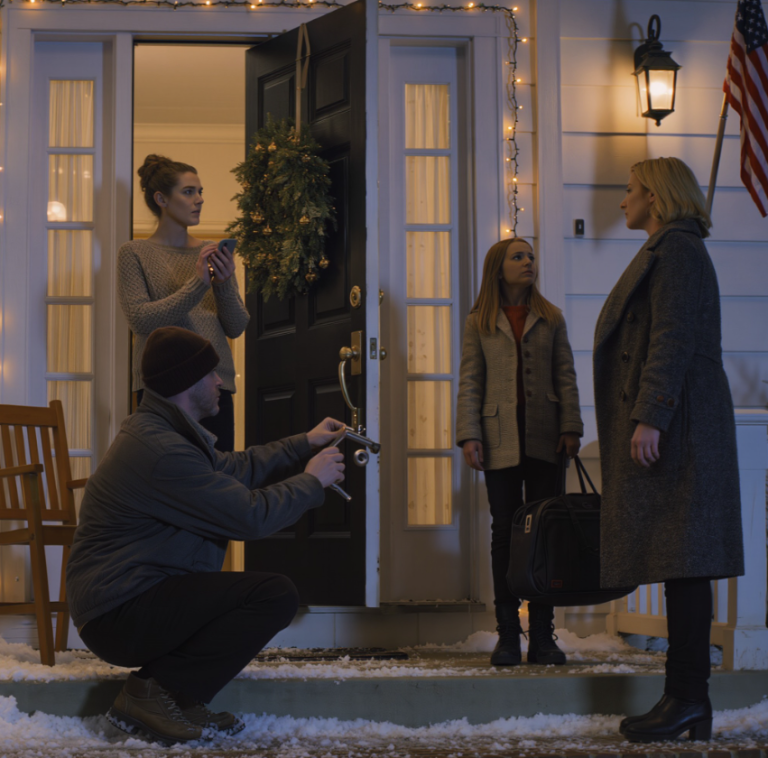 Moja mama użyła zapasowego klucza, żeby wprowadzić moją siostrę do mojego domu, kiedy byłam w pracy. Kiedy wróciłam do domu i zastałam ich pudła ułożone w salonie, spokojnie zadzwoniłam na policję, żeby to zgłosić. Wyszli tej samej nocy, wściekli i zawstydzeni. Dwa dni później moja mama pojawiła się ponownie ze ślusarzem. Tym razem to ona stała na zewnątrz i odpowiadała na pytania, podczas gdy ja popijałam kawę i patrzyłam przez okno.