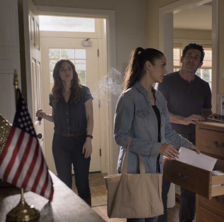 Mój sąsiad zatrzymał mnie przy windzie i zapytał: „Czy wiesz, kto przychodzi do twojego domu w każdy wtorek?”. Zainstalowałem ukrytą kamerę — i nie mogłem uwierzyć w to, co zobaczyłem…