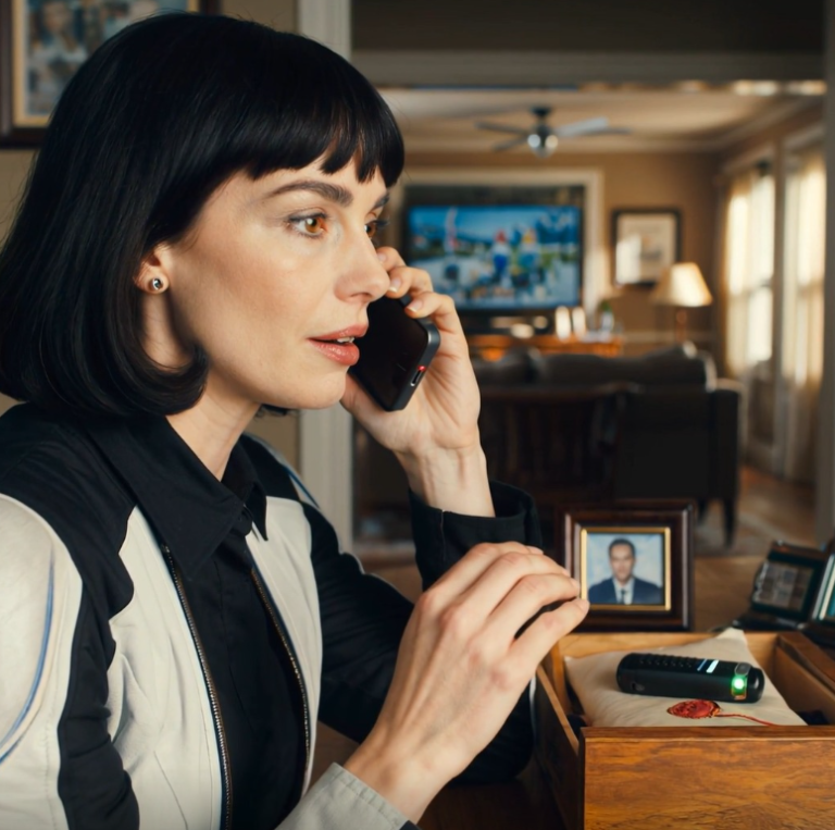 Dziesięć dni przed Świętem Dziękczynienia wróciłem wcześniej do domu i usłyszałem, jak moja „kochająca” córka próbuje udowodnić, że nie poradzę sobie z życiem sam… więc zostawiłem w szufladzie biurka jedną rzecz, która miała być dla niej idealnym prezentem na święta