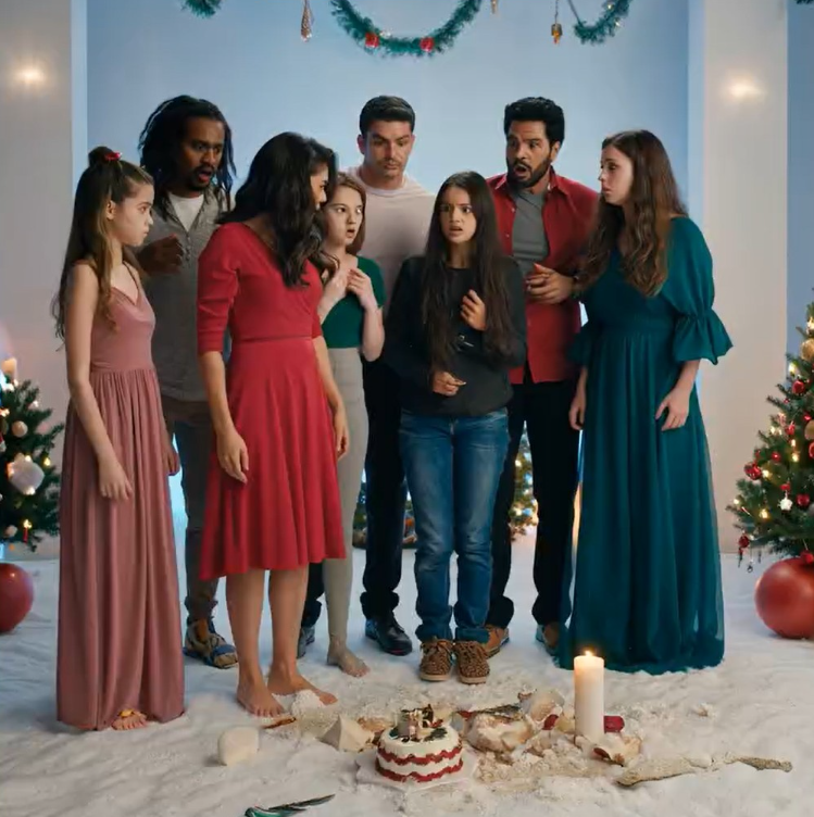 „Boże Narodzenie to tylko rodzinne święto” – napisał tata. „Teściowie twojej siostry są na kierowniczych stanowiskach. Nie możemy cię tam zaprosić”. Odpowiedziałem: „Dobrze”. W poniedziałek teść mojej siostry wszedł do mojego narożnego biura na spotkanie partnerskie. Spojrzał na okładkę magazynu biznesowego na moim biurku, a potem na mnie. Jego wyraz twarzy zbladł – bo w końcu zrozumiał, że to osoba, którą próbowali wykluczyć… była tym, kto prowadził transakcję.