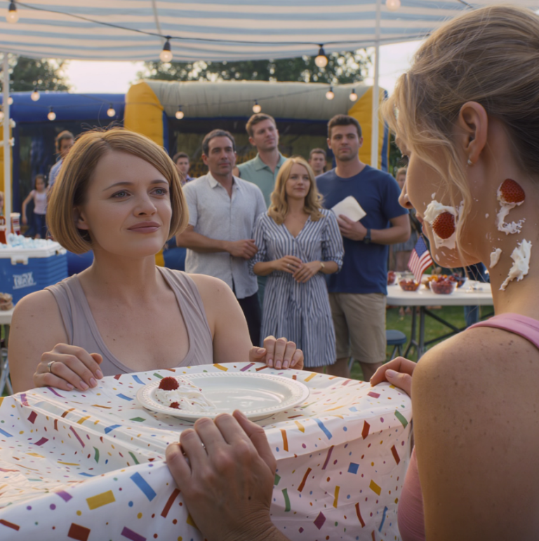 Podczas siódmych urodzin mojej córki — gdy wszystko było „idealne jak na zdjęciu” — moja bratowa podeszła, narysowała linię na lukrze, jakby zaznaczała terytorium, uśmiechnęła się słodko, jakby chciała dać mi klapsa… i w ciągu kilku sekund całe ciasto spadło na mnie — a to, co zmroziło cały ogródek na kość, to nie śmietana, a „życzenie” mojej córeczki…