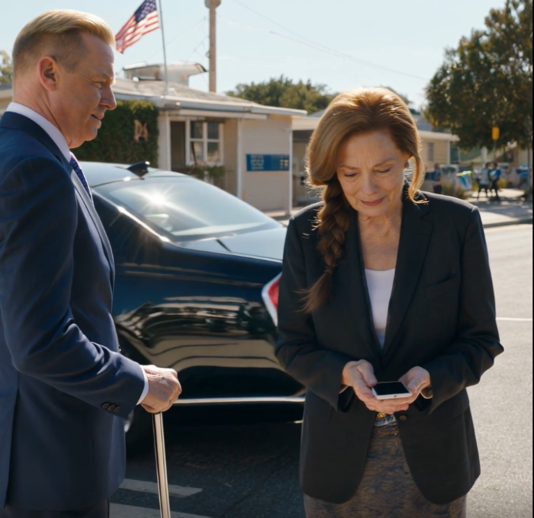 Kiedy mój syn wysadził mnie na przystanku autobusowym bez mojej torebki, pewien mężczyzna z białą laską pochylił się i szepnął: „Udawaj, że jesteś moją żoną” – a następny podjeżdżający samochód sprawił, że twarz mojego syna zbladła.