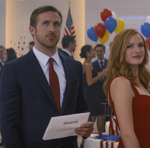 Wszedłem na imprezę z okazji otwarcia kancelarii mojej żony i od razu poczułem, że cała sala zwraca się w moją stronę. Ludzie się śmiali, wskazywali palcami, a ja usłyszałem to wyraźnie: „Przybył nasz »mąż na próbę«”. Wtedy żona przesunęła kopertę po stole i powiedziała: „Pierwszą sprawą naszej kancelarii jest rozwód. Weź ją i idź”. Więc wyszedłem… i po cichu wycofałem wszystko, czym się zajmowałem – każde przyjęcie, każdą podróż, każdy „dodatek”. Przede wszystkim moje 20 milionów dolarów wsparcia po cichu zniknęło z jej kancelarii. Kilka minut później mój telefon zaświecił się od 456 nieodebranych połączeń… a potem ktoś zapukał do moich drzwi – stanowczo i pilnie.