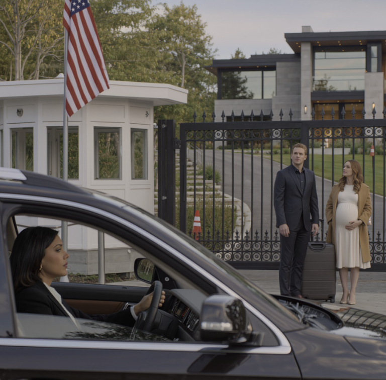 Mój mąż powiedział mi, że leci do Denver w interesach, ale zdjęcie ślubne z winnicy w Napa ujawniło jego sekretną żonę, jego wiwatującą rodzinę i jego podwójne życie – więc podczas gdy oni wznosili kieliszki szampana, ja siedziałam w naszej rezydencji w Seattle, zadzwoniłam do mojego prawnika i po cichu sprzedałam mu dom wart piętnaście milionów dolarów, zanim jeszcze wylądował jego lot w podróż poślubną