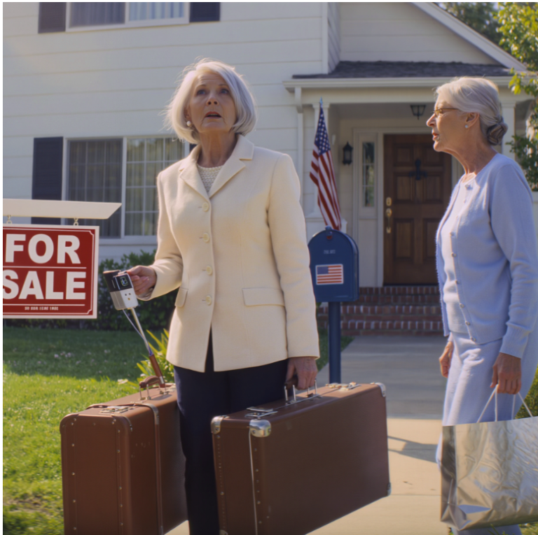 Po odziedziczeniu 5 milionów dolarów postanowiłam wystawić syna na próbę. Zadzwoniłam do niego drżącym głosem i powiedziałam, że straciłam wszystko i potrzebuję miejsca, żeby się gdzieś zatrzymać na jakiś czas. Odpowiedział natychmiast: „Oczywiście, mamo – chodź tutaj”. Ale następnego ranka, kiedy zaciągnęłam walizki pod jego drzwi, zamarłam na widok tabliczki „Na sprzedaż” i pustego domu. Sąsiad powiedział mi, że poprzedniego wieczoru wybiegli… i zdałam sobie sprawę, że czeka mnie prawda, która zrani bardziej niż pieniądze.