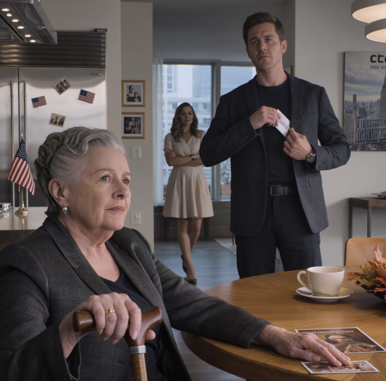 Mój syn wyrwał mi kartę i zaśmiał się: „Twoje pieniądze emerytalne są teraz moje”. Milczałem. Tydzień później bank mnie wezwał. Kierownik podał mi kopertę i powiedział cicho: „Może powinieneś otworzyć to przy nim”. A kiedy przeczytał, co było w środku… zbladł, a potem zaczął płakać.