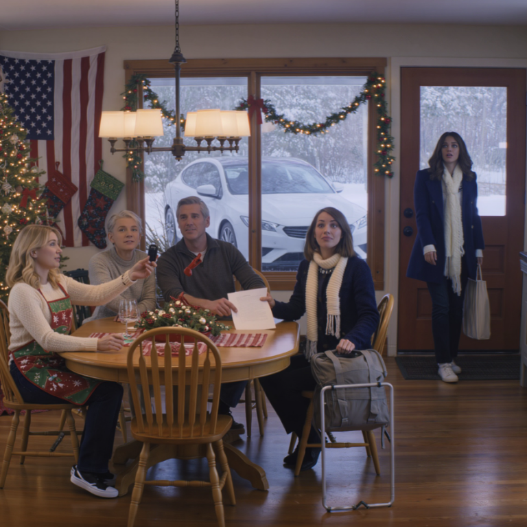 W poranek Bożego Narodzenia mama powiedziała mi: „Sprzedaliśmy twojego Teslę i wykorzystaliśmy twoje oszczędności – twoja siostra potrzebuje zaliczki na mieszkanie”. Potem tata wręczył mi papier: „Podpisz się jako jej poręczyciel albo załatw inne warunki mieszkaniowe”. Nie kłóciłem się. Po prostu wyszedłem. Następnego dnia znaleźli notatkę, którą zostawiłem –